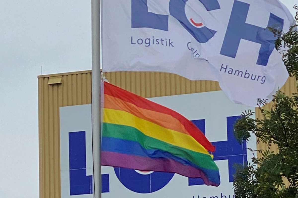 LCH_zeigt_Flagge